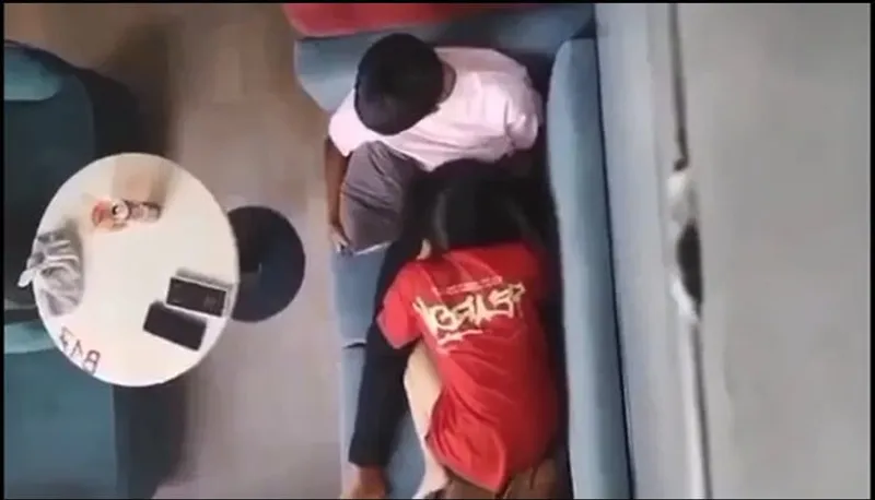 Quay lén bạn gái liếm liếm cho em người yêu nơi công cộng