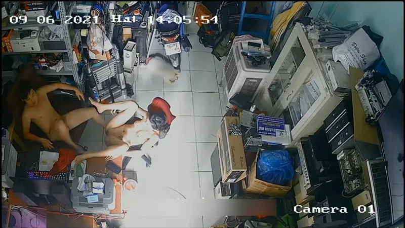 Cô vợ người chồng cắm sừng trong của hàng máy tính