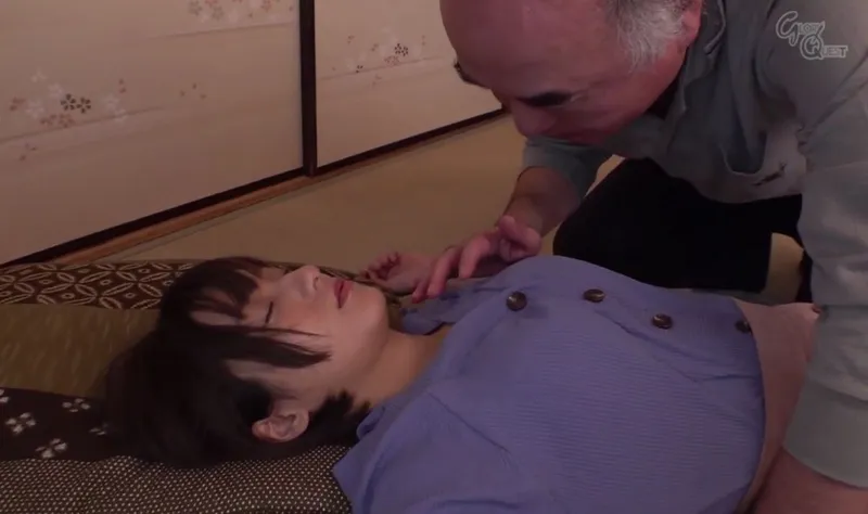 Bố chồng vô tình làm bạn gái của con trai ngất xỉu rồi sau đó …