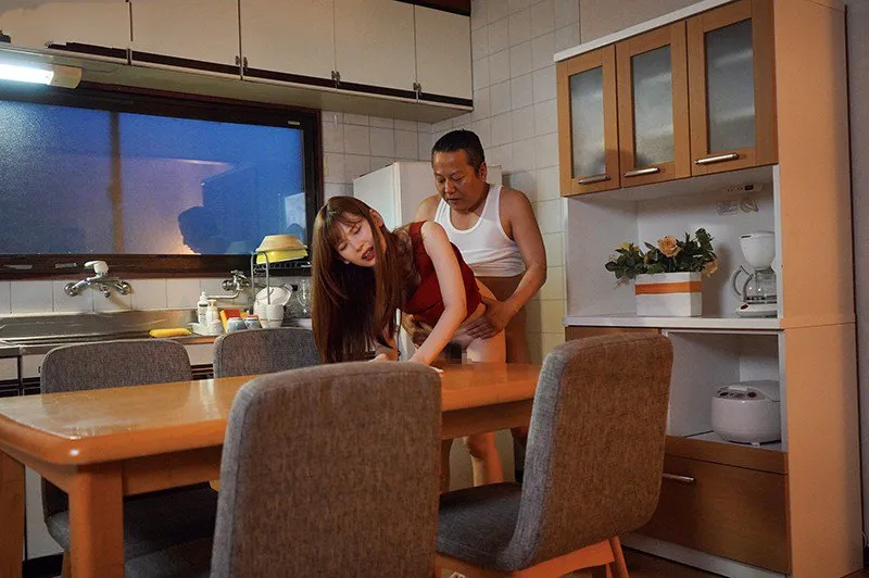 Con nhỏ bị anh xã mới của mẹ chịch mỗi ngày, cho dù đã có người yêu