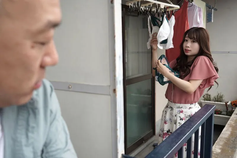 Gã cạnh bên nhà chuyên soi mói và cặp cô vợ ông xã thường xuyên rên la quá to