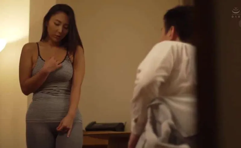 Người chồng dẫn tiền bối cũ về nhà mà không biết là tình cũ của vợ