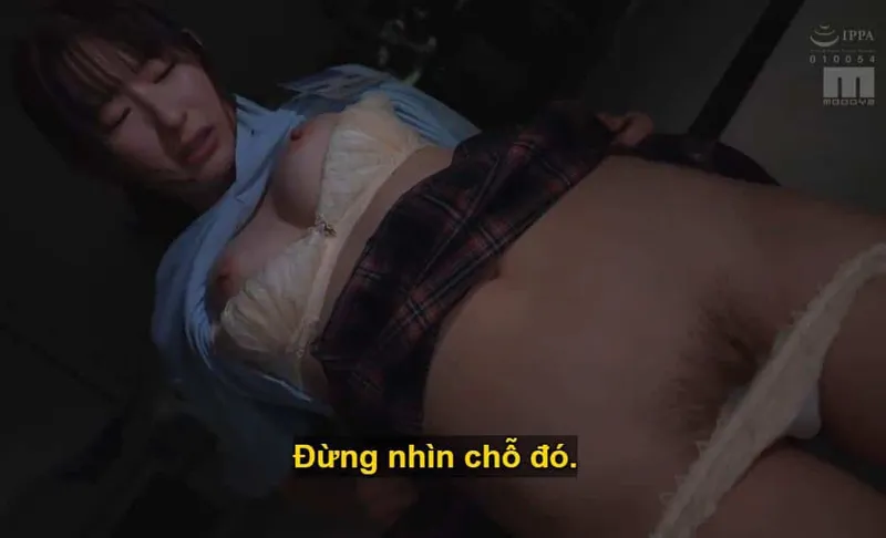 Ông chủ lập mưu đụ cô nhân viên dưới quyền kiêu kỳ lười nhác, suốt ngày chỉ chăm chăm chat chit cùng người yêu.